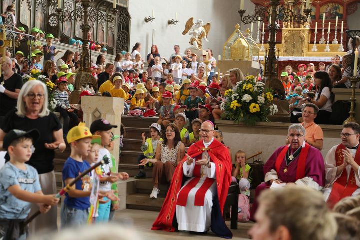 Rund 900 Kindergartenkinder haben am Freitag, 11. Juli, einen Gottesdienst mit Bischof Dr. Franz Jung in der Kirche Sankt Burkard gefeiert. Im Anschluss zogen sie über die Alte Mainbrücke in den Kiliansdom. 