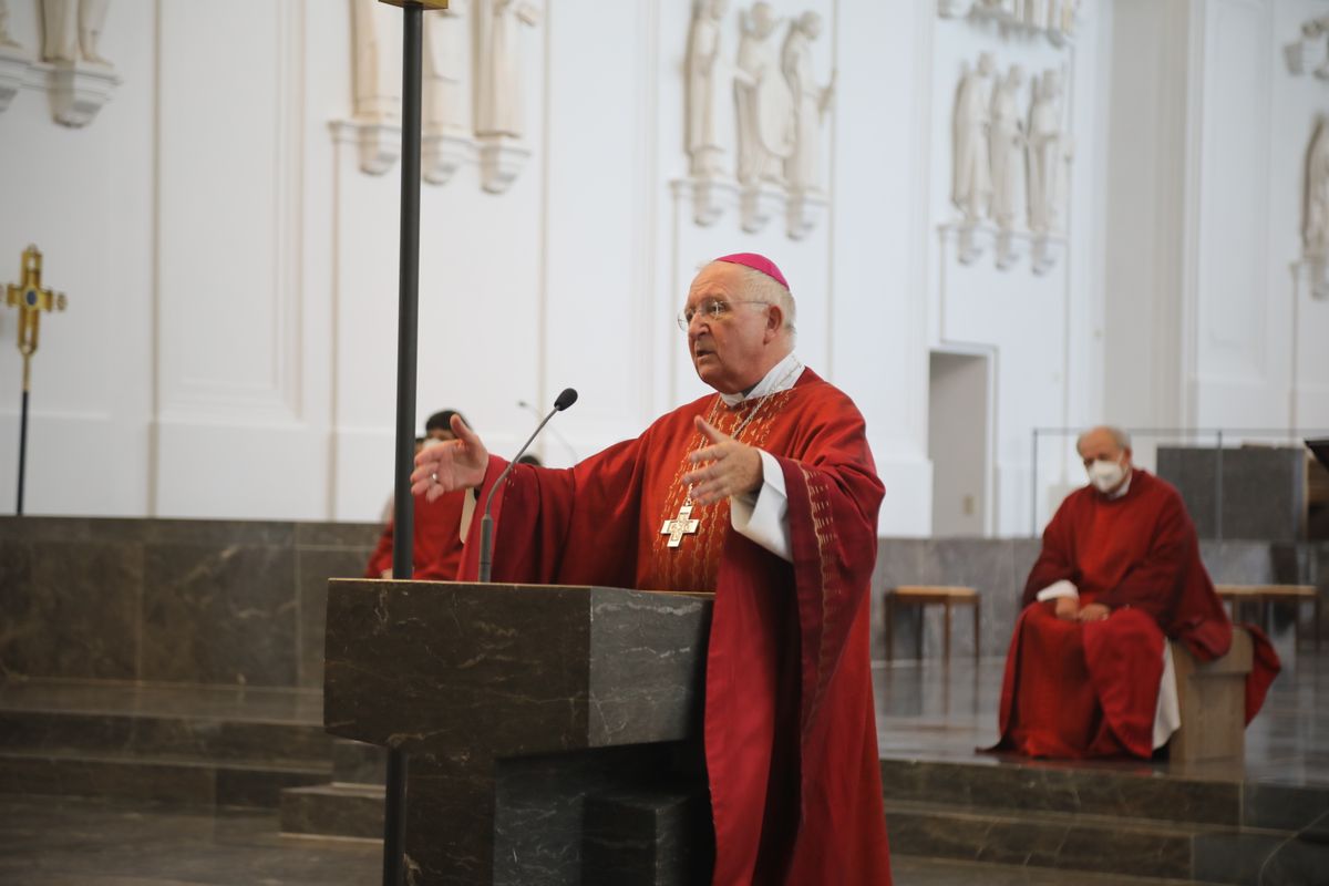 2721/0661 Ministranten-Gottesdienst_28692 Weihbischof Ulrich Boom hat anlässlich der Kiliani-Wallfahrtswoche mit den Ministranten einen Gottesdienst im Würzburger Dom gefeiert.