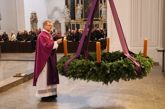 Dompfarrer Dr. Jürgen Vorndran entzündete beim Konventamt im KIliansdom die erste Kerze am Adventskranz. Dompfarrer Dr. Jürgen Vorndran entzündete beim Konventamt im KIliansdom die erste Kerze am Adventskranz.