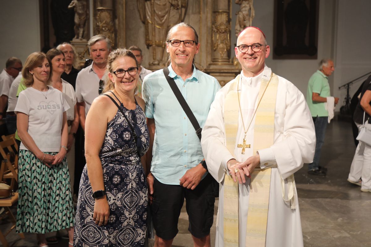 Mit rund 1000 Eheleuten, die in diesem Jahr Silberhochzeit haben, feierte Bischof Dr. Franz Jung am Freitagabend, 4. Juli 2025, einen Pontifikalgottesdienst im Kiliansdom. Im Anschluss erteilten er, Weihbischof Paul Reder sowie weitere Seelsorgerinnen und Seelsorger den Paaren einzeln den Segen.