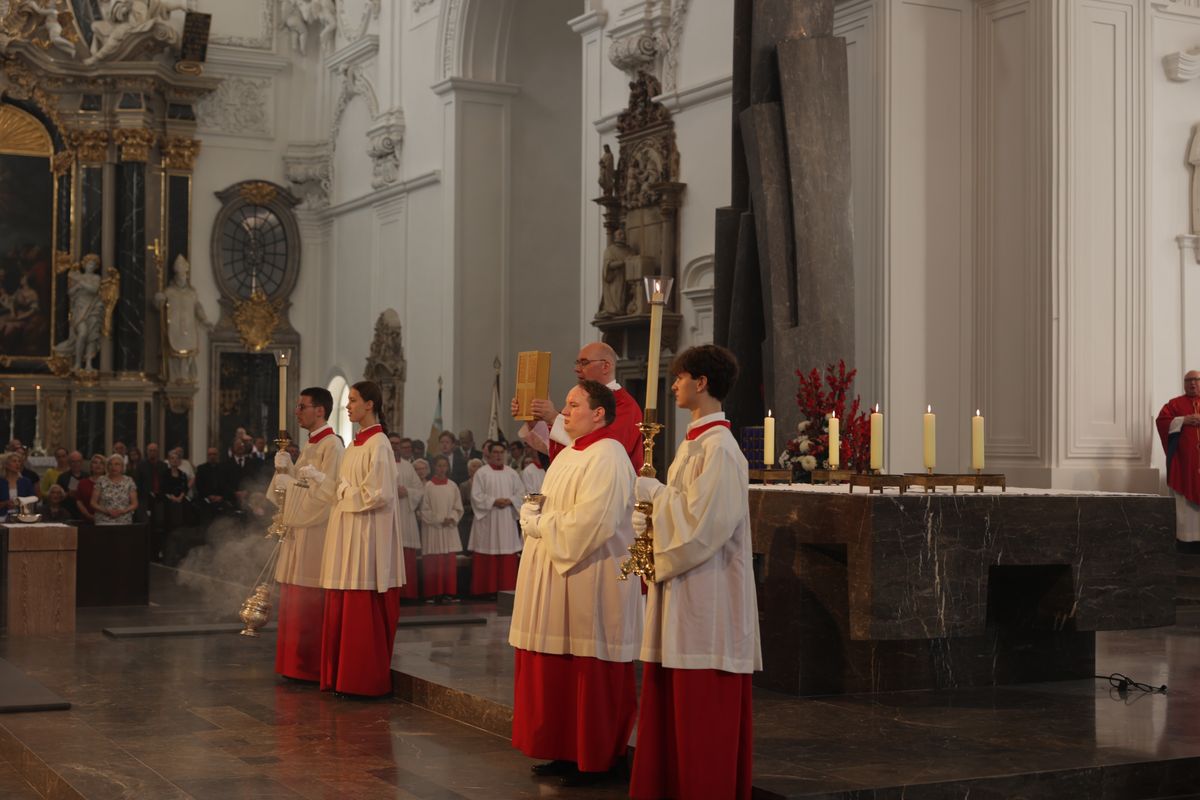 Mit einer Reliquienprozession von Sankt Burkard über die Alte Mainbrücke und einem Pontifikalgottesdienst im Kiliansdom ist am Sonntag, 6. Juli, die Kiliani-Wallfahrtswoche 2025 eröffnet worden.