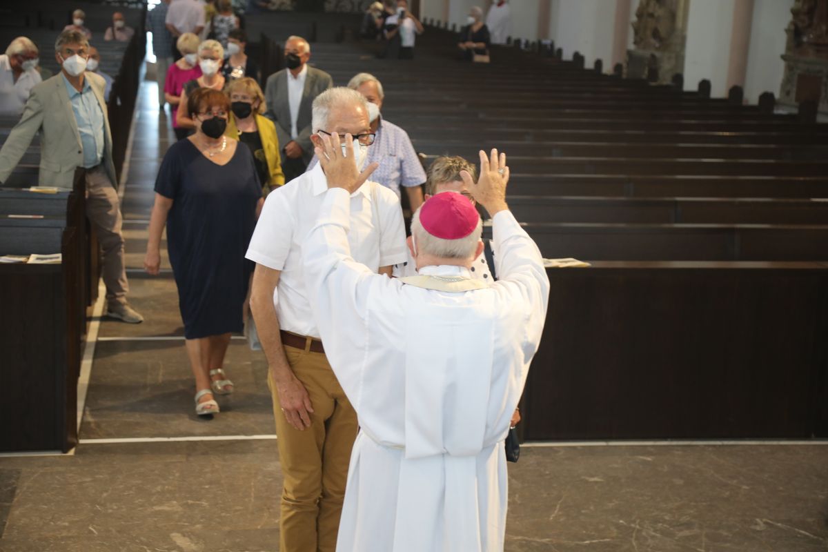 2621/0622 - Ehejubilare Gold mit Weihbischof Ulrich Boom_27924 Weihbischof Ulrich Boom feierte am Montagnachmittag, 26. Juni, einen Gottesdienst für Ehepaare, die 2020 oder 2021 ihr goldenes, diamantenes oder eisernes Ehejubiläum hatten. Im Anschluss konnten sich die Paare segnen lassen.