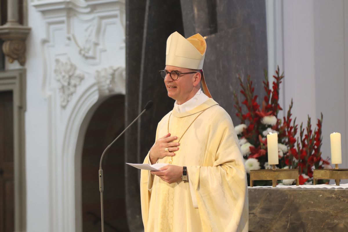 Mit rund 1000 Eheleuten, die in diesem Jahr Silberhochzeit haben, feierte Bischof Dr. Franz Jung am Freitagabend, 4. Juli 2025, einen Pontifikalgottesdienst im Kiliansdom. Im Anschluss erteilten er, Weihbischof Paul Reder sowie weitere Seelsorgerinnen und Seelsorger den Paaren einzeln den Segen.