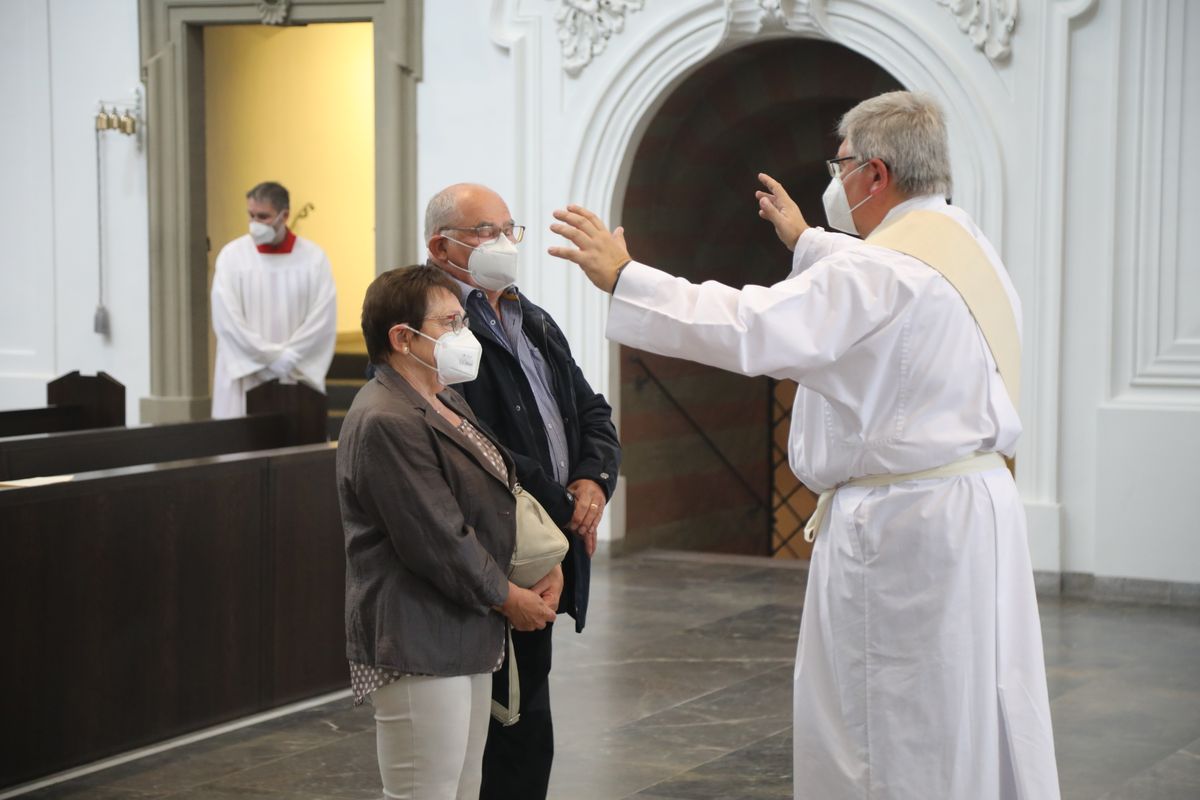 2621/0609 Ehejubilare Weihbischof Boom_27535 Weihbischof Boom und weiteren Priester und Diakone weihen Ehejubilare, die ihr goldenes, diamantenes oder eisernes Ehejubiläum feiern.