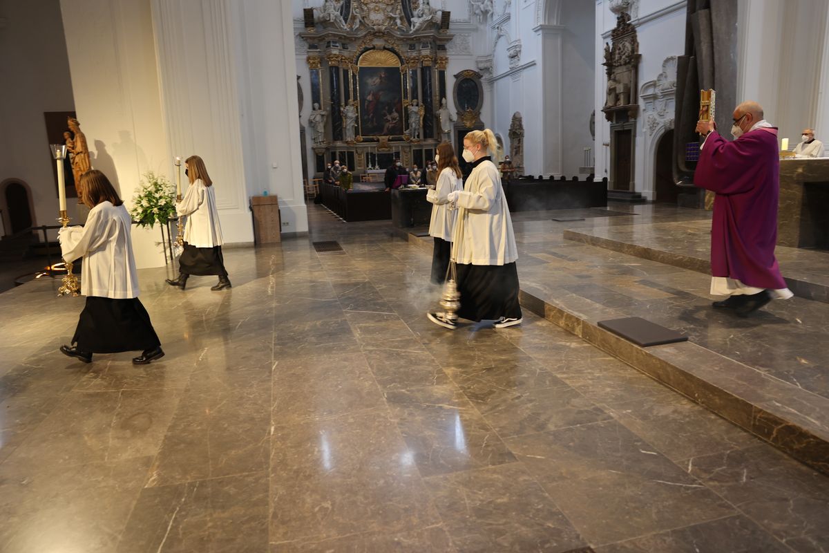 Einen adventlichen Gottesdienst für die Mitarbeitenden von Caritas und Bischöflichem Ordinariat Würzburg hat Bischof Dr. Franz Jung am Donnerstag, 16. Dezember, im Kiliansdom gefeiert.