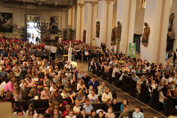 Über 1400 Kinder und ihre Begleiter sind am Montagvormittag, 7. Juli 2025, zum Gottesdienst für Erstkommunionkinder mit Bischof Dr. Franz Jung in den Würzburger Kiliansdom gekommen. 