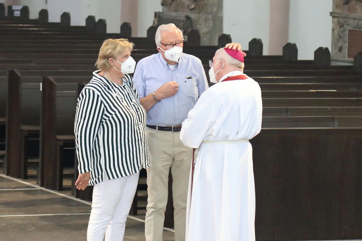 2621/0625 Gottesdienst für Ehejubilare mit Weihbischof Ulrich Boom am 29. Juni 2021_28086 Weihbischof Ulrich Boom feierte am Dienstagnachmittag, 29. Juni, einen Gottesdienst für Ehepaare, die 2020 oder 2021 ihr goldenes, diamantenes oder eisernes Ehejubiläum hatten. Im Anschluss konnten sich die Paare segnen lassen.
