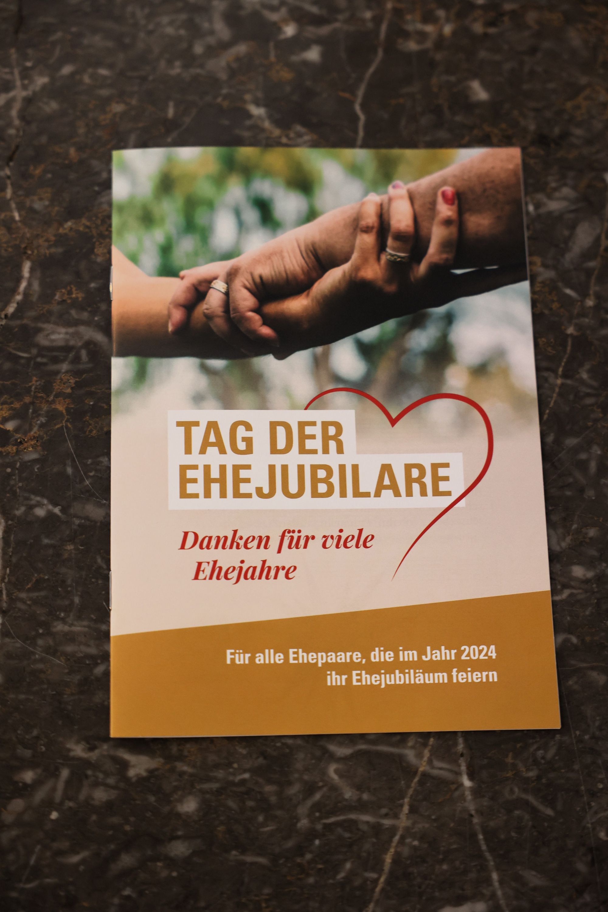 Mit mehr als 400 Ehepaaren, die seit 50, 60, 65 oder 70 Jahren verheiratet sind, hat Weihbischof em. Ulrich Boom am Donnerstagvormittag, 4. Juli, im Würzburger Kiliansdom einen Pontifikalgottesdienst gefeiert.