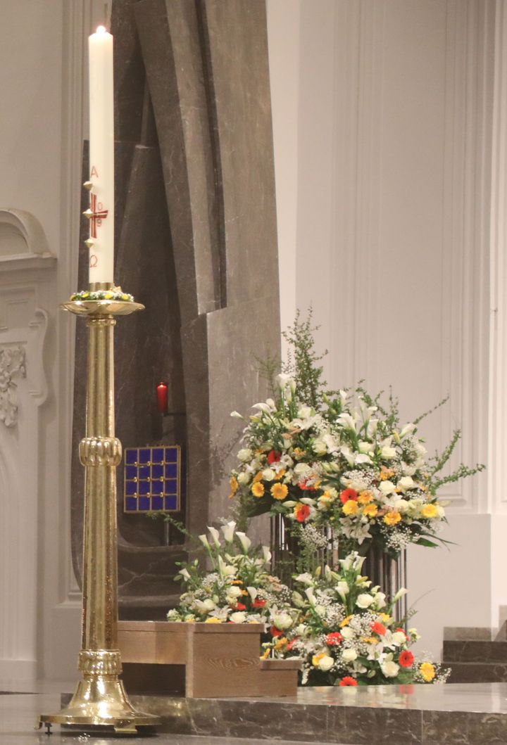 Osterkerze und österlich geschmückter Altar im Würzburger Kiliansdom (Archivfoto)