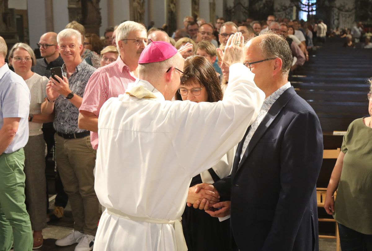 Mit rund 1000 Eheleuten, die in diesem Jahr Silberhochzeit haben, feierte Bischof Dr. Franz Jung am Freitagabend, 4. Juli 2025, einen Pontifikalgottesdienst im Kiliansdom. Im Anschluss erteilten er, Weihbischof Paul Reder sowie weitere Seelsorgerinnen und Seelsorger den Paaren einzeln den Segen.