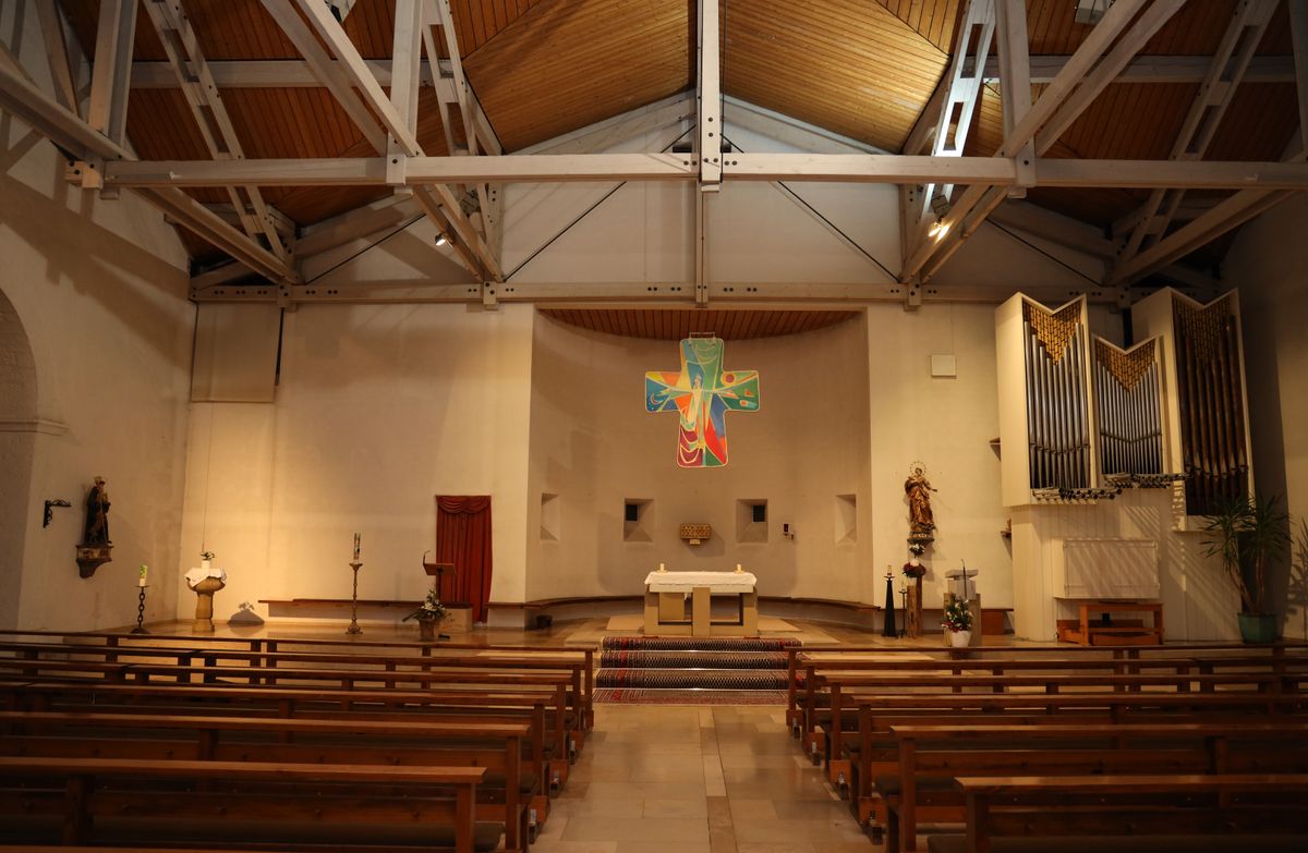 Der Kirchenraum wurde 1973 anstelle des alten Langhauses errichtet. Der Kirchenraum wurde 1973 anstelle des alten Langhauses errichtet.