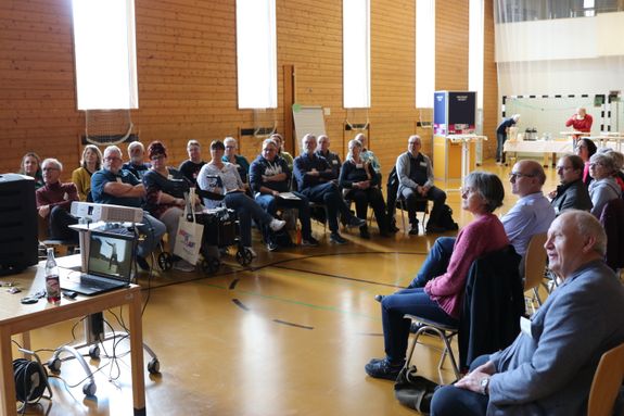 In der Turnhalle des KIlianeums tauschten sich die Teilnehmenden unter anderem über Werbeveranstaltungen für den Katholikentag in den verschiedenen Orten aus. 