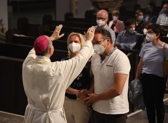 Bischof Dr. Franz Jung feierte am Mittwochabend, 23. Juni, einen Gottesdienst für Ehepaare, die 2021 oder 2021 auf 25 gemeinsame Jahre zurückblicken. Im Anschluss konnten sich die Paare segnen lassen.