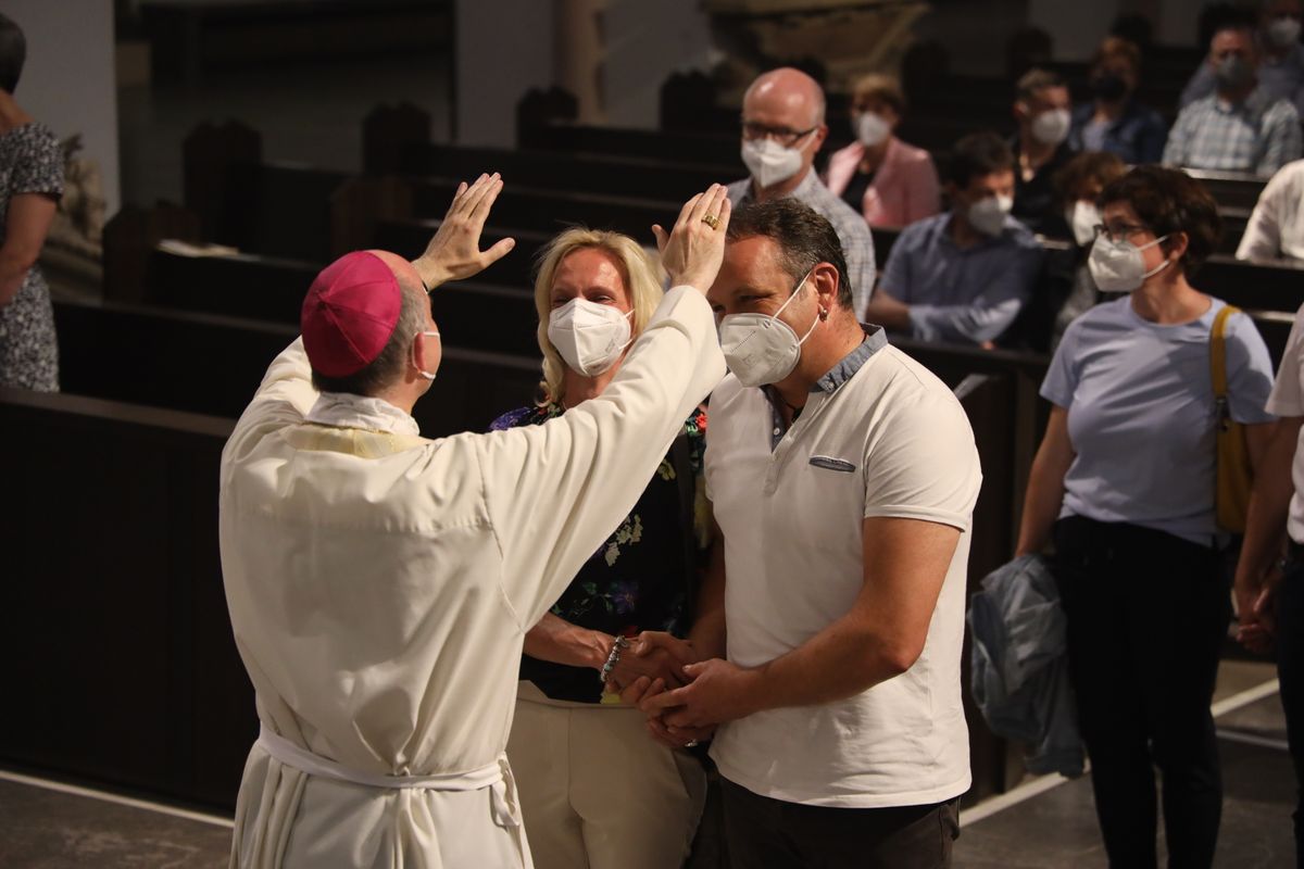 Bischof Dr. Franz Jung feierte am Mittwochabend, 23. Juni, einen Gottesdienst für Ehepaare, die 2021 oder 2021 auf 25 gemeinsame Jahre zurückblicken. Im Anschluss konnten sich die Paare segnen lassen.