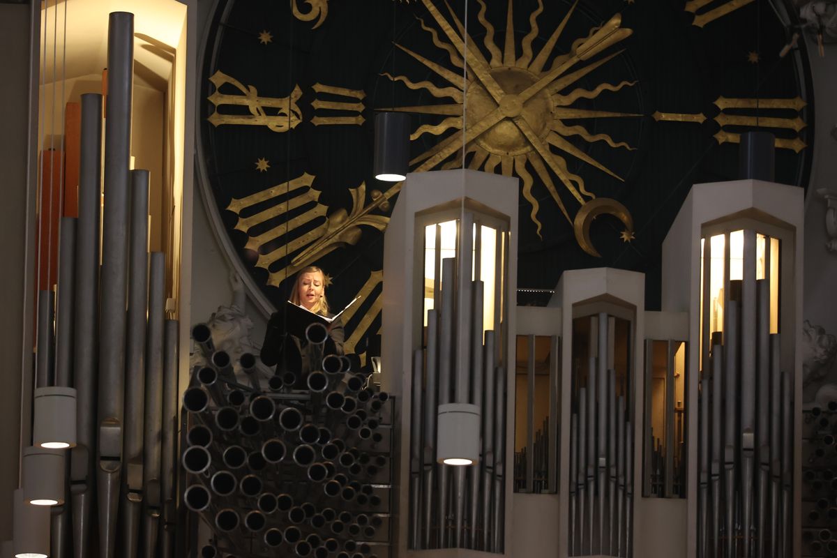 Bischof Dr. Franz Jung feierte am Samstag, 12. Oktober, im Würzburger KIliansdom ein Pontifikalrequiem für Weihbischof em. Helmut Bauer. Die anschließende Beisetzung leitete Dompropst Weihbischof Paul Reder.