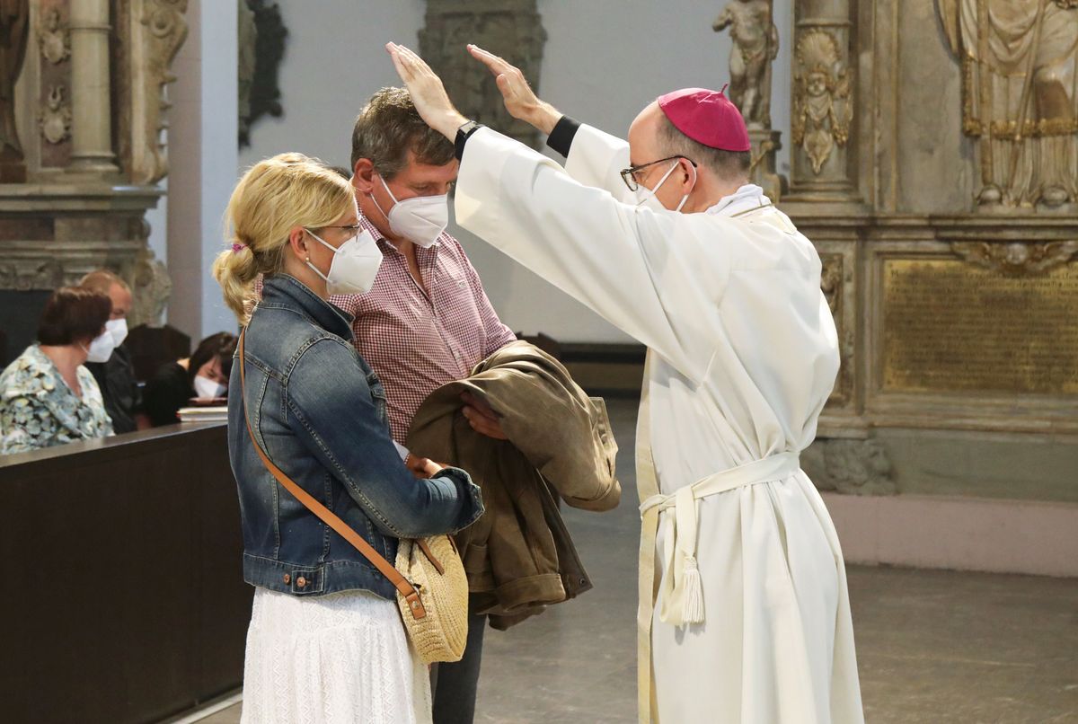 2721/0649 Dankgottesdienst für Ehejubilare mit Bischof Jung am Freitagabend, 2. Juli_28575 Mit rund 120 Ehepaaren aus der ganzen Diözese, die 2020 oder 2021 ihr silbernes Ehejubiläum feiern, hat Bischof Dr. Franz Jung am Freitagabend, 2. Juli, einen Gottesdienst im Würzburger Kiliansdom gefeiert.