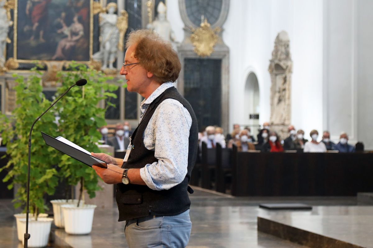 2721/0648 Gottesdienst für Ehejubilare mit Bischof Dr. Franz Jung am Freitagnachmittag, 2. Juli 2021_28509 Bischof Dr. Franz Jung feierte am Freitagnachmittag, 2. Juli 2021, einen Dankgottesdienst im Kiliansdom mit Ehepaaren, die goldenes, diamantenes oder eisernes Ehejubiläum feiern.