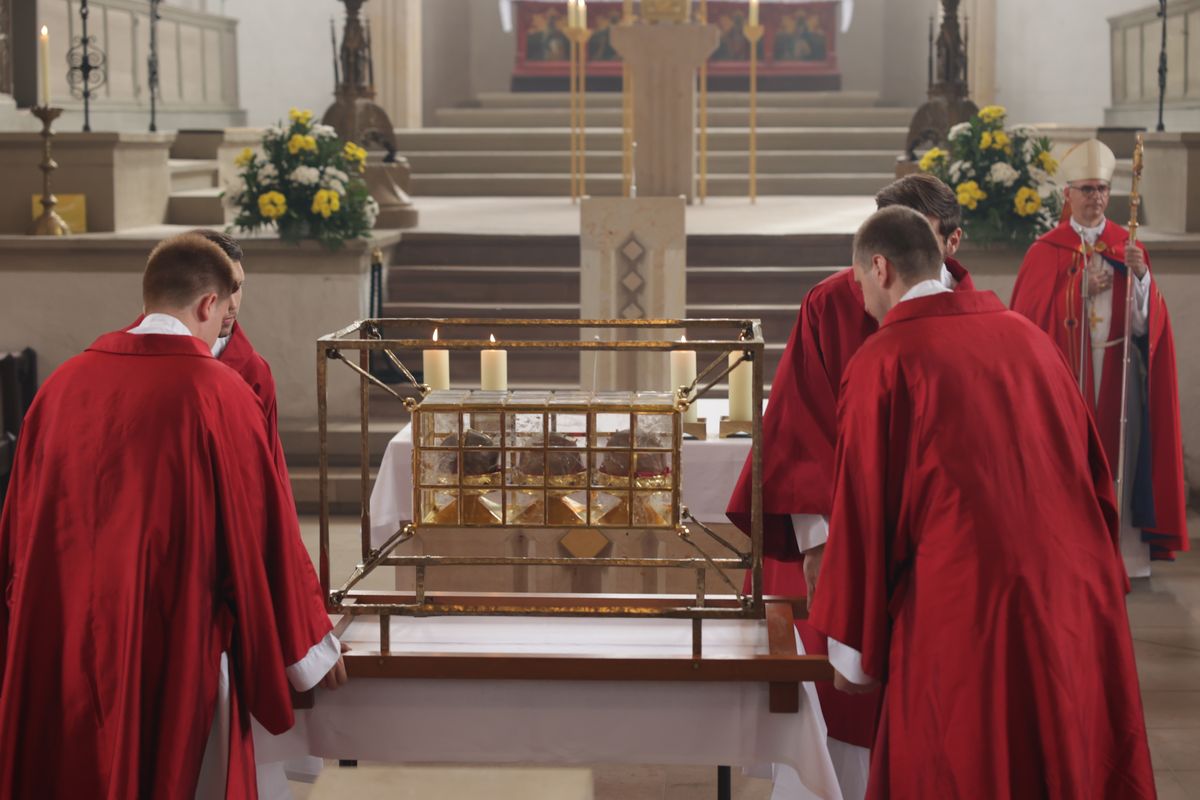 Mit einer Reliquienprozession von Sankt Burkard über die Alte Mainbrücke und einem Pontifikalgottesdienst im Kiliansdom ist am Sonntag, 6. Juli, die Kiliani-Wallfahrtswoche 2025 eröffnet worden.