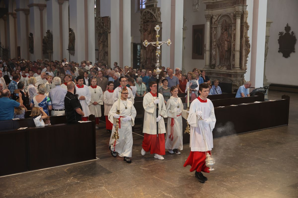 Neun Frauen und fünf Männer hat Bischof Dr. Franz Jung bei einem Pontifikalgottesdienst am Freitag, 19. Juli, als Pastoral- beziehungsweise Gemeindereferenten beauftragt.