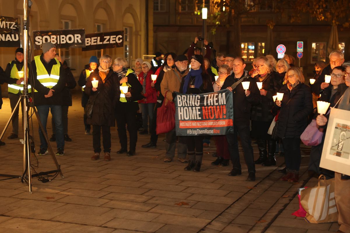 An die erste Deportation von jüdischen Menschen aus Würzburg durch die Nationalsozialisten am 27. November 1941 erinnerte ein von der Gemeinschaft Sant