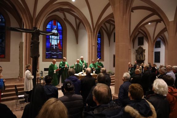 Bischof Dr. Franz Jung feierte am Freitag, 8. November, mit den Teilnehmerinnen und Teilnehmern der Fachtagung zur Amazonassynode in der Sepultur des Würzburger Kiliansdom einen Gottesdienst.  Bischof Dr. Franz Jung feierte am Freitag, 8. November, mit den Teilnehmerinnen und Teilnehmern der Fachtagung zur Amazonassynode in der Sepultur des Würzburger Kiliansdom einen Gottesdienst.