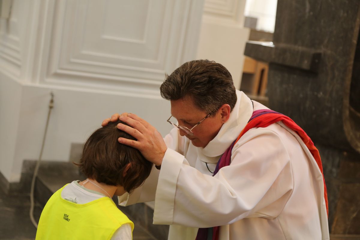Rund 900 Kindergartenkinder haben am Freitag, 11. Juli, einen Gottesdienst mit Bischof Dr. Franz Jung in der Kirche Sankt Burkard gefeiert. Im Anschluss zogen sie über die Alte Mainbrücke in den Kiliansdom. 