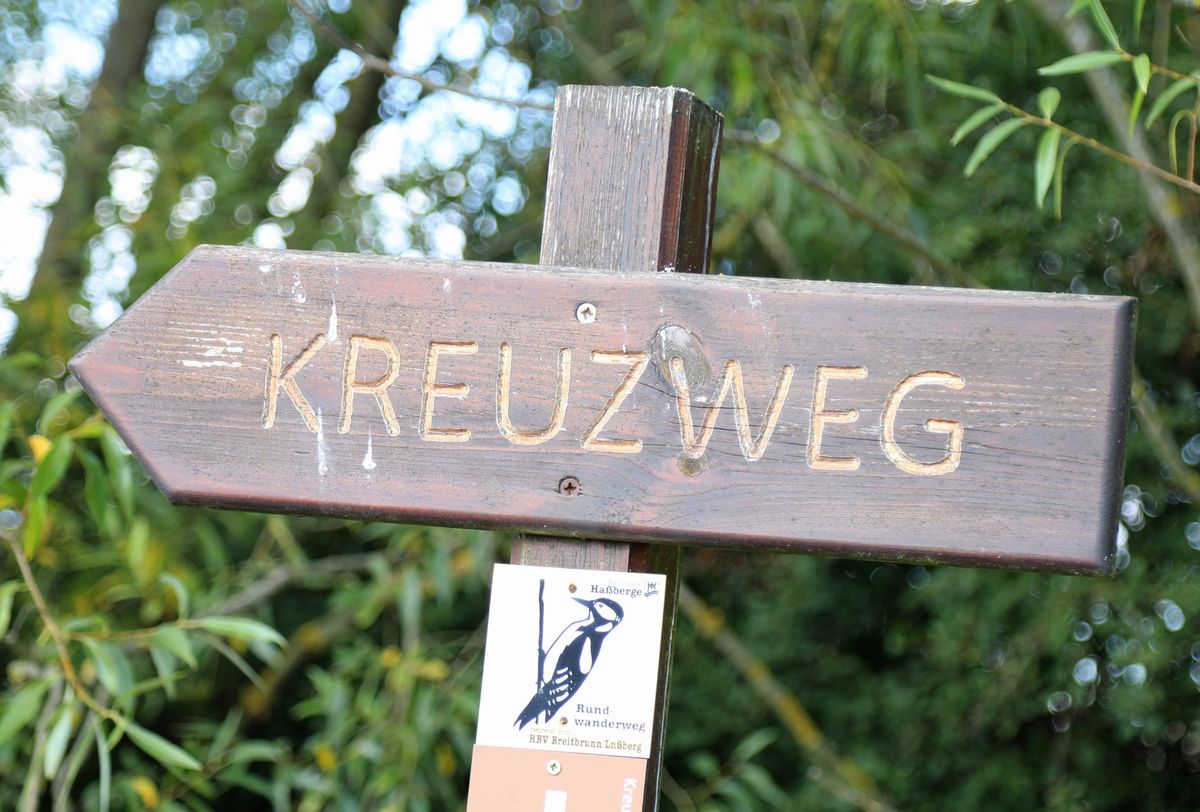 Schlichte Holzschilder markieren den Kreuzweg Breitbrunn.