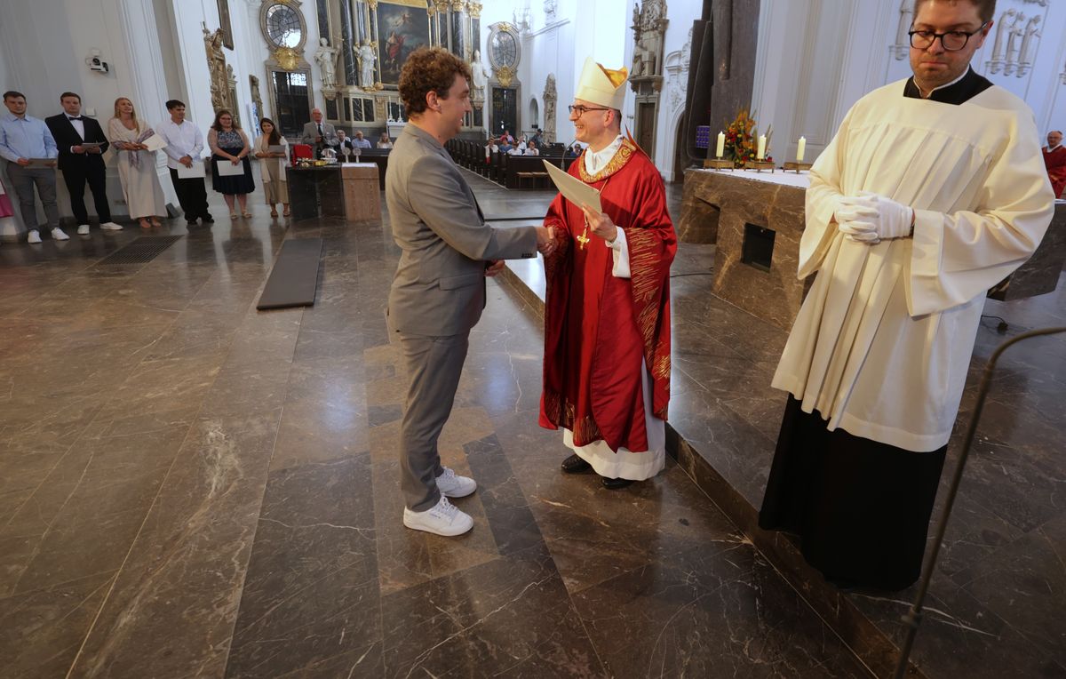 Beim Kiliani-Gottesdienst für die in Schule und Erziehung Tätigen hat Bischof Dr. Franz Jung am Freitag, 11. Juli, im Würzburger Kiliansdom 24 Frauen und Männern die Missio canonica verliehen.