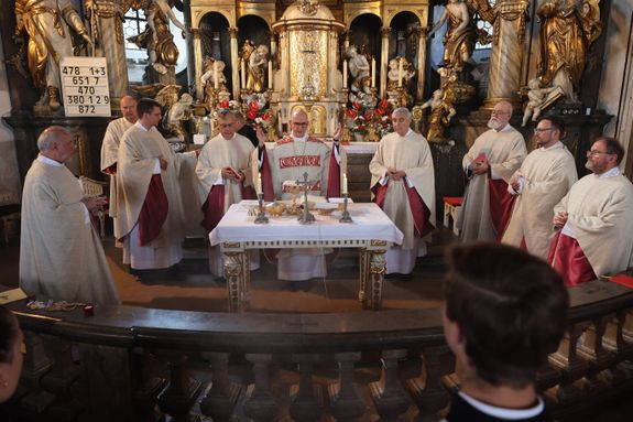 Bischof Dr. Franz Jung (Mitte) feierte einen Pontifikalgottesdienst. Von links: Bruder Josef Fischer, Diakon Ulrich Wagenhäuser, Provinizialminster Bruder Andreas Murk, Pfarrer Matthias Lotz, Bruder Franz-Maria Endres, Bruder Markus Thür, Bruder Stefan Walser und Monsignore Josef Treutlein.