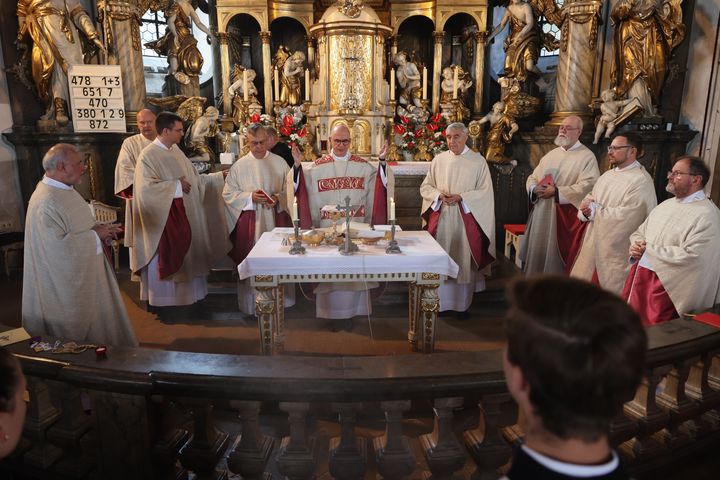 Bischof Dr. Franz Jung (Mitte) feierte einen Pontifikalgottesdienst. Von links: Bruder Josef Fischer, Diakon Ulrich Wagenhäuser, Provinizialminster Bruder Andreas Murk, Pfarrer Matthias Lotz, Bruder Franz-Maria Endres, Bruder Markus Thür, Bruder Stefan Walser und Monsignore Josef Treutlein.