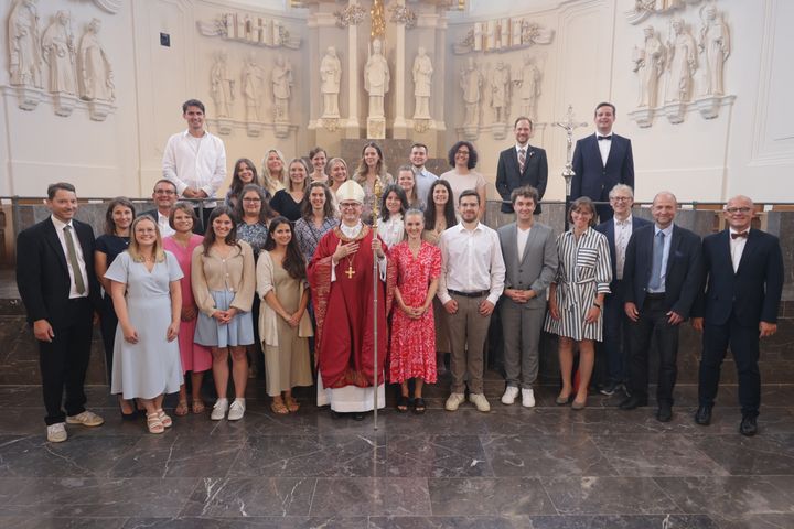 Beim Kiliani-Gottesdienst für die in Schule und Erziehung Tätigen hat Bischof Dr. Franz Jung am Freitag, 11. Juli, im Würzburger Kiliansdom 24 Frauen und Männern die Missio canonica verliehen.