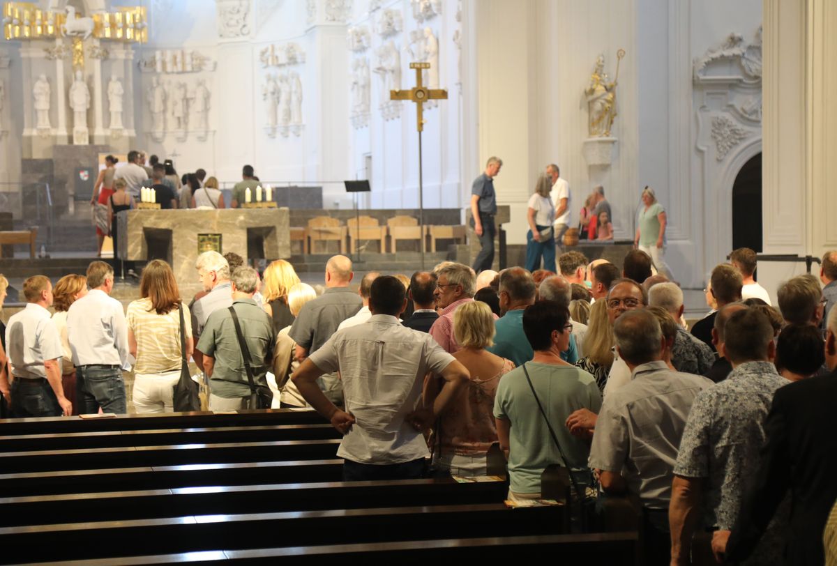 Mit rund 1000 Eheleuten, die in diesem Jahr Silberhochzeit haben, feierte Bischof Dr. Franz Jung am Freitagabend, 4. Juli 2025, einen Pontifikalgottesdienst im Kiliansdom. Im Anschluss erteilten er, Weihbischof Paul Reder sowie weitere Seelsorgerinnen und Seelsorger den Paaren einzeln den Segen.
