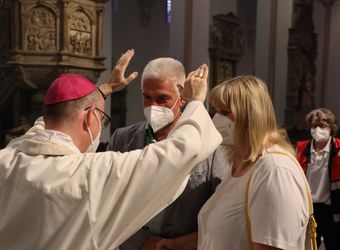 Mit rund 100 Ehepaaren aus der ganzen Diözese hat Bischof Dr. Franz Jung am Montagabend, 28. Juni, einen Gottesdienst im Würzburger Kiliansdom gefeiert. Eingeladen waren Ehejubilare, die in den Jahren 2020 und 2021 ihr silbernes Ehejubiläum feiern. Nach dem Gottesdienst ließen sich die Ehepartner von Bischof Jung und weiteren Priestern und Diakonen mit Abstand segnen.