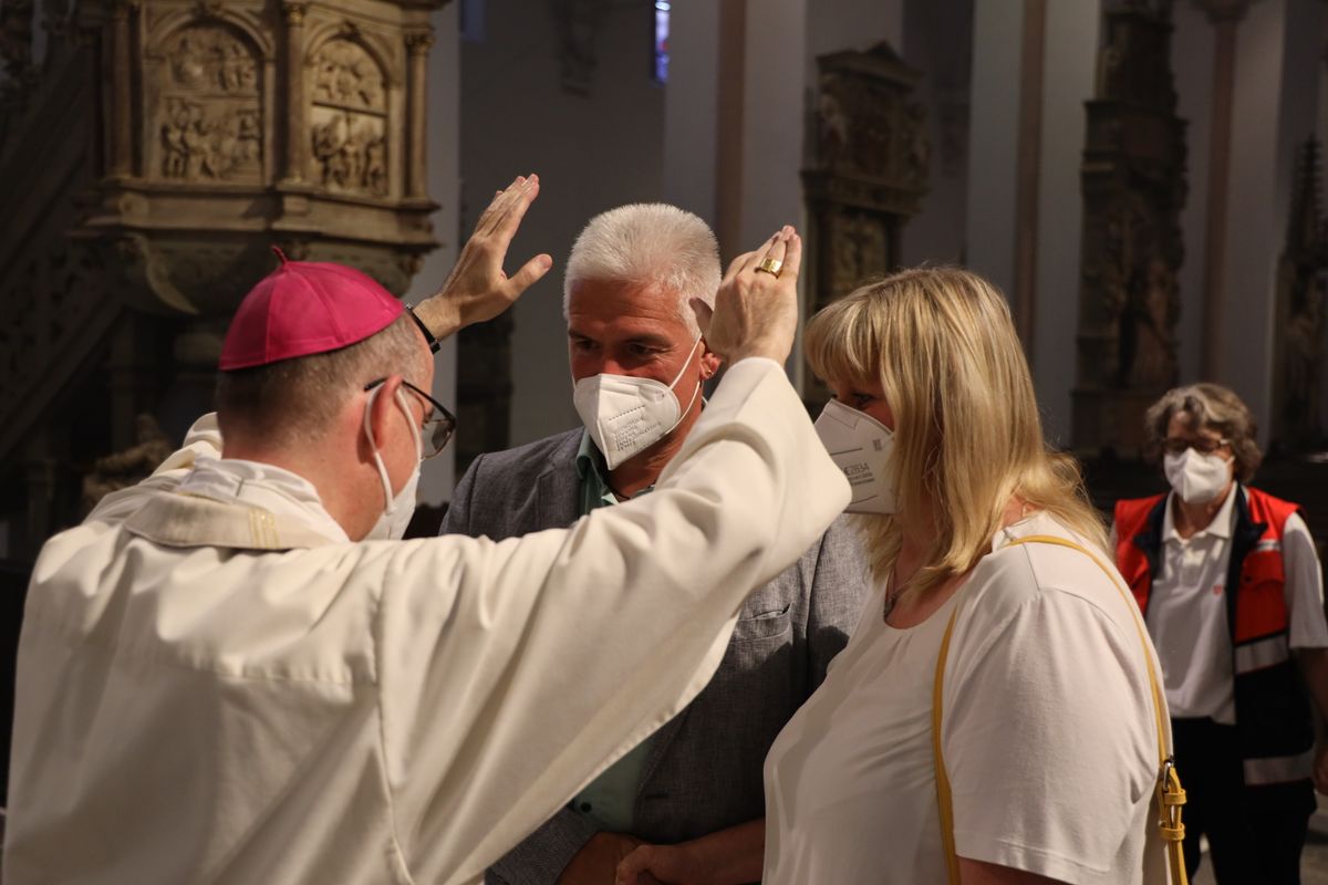 2621/0619 Ehejubilare Bischof 28. Juni Abend_27999 Mit rund 100 Ehepaaren aus der ganzen Diözese hat Bischof Dr. Franz Jung am Montagabend, 28. Juni, einen Gottesdienst im Würzburger Kiliansdom gefeiert. Eingeladen waren Ehejubilare, die in den Jahren 2020 und 2021 ihr silbernes Ehejubiläum feiern. Nach dem Gottesdienst ließen sich die Ehepartner von Bischof Jung und weiteren Priestern und Diakonen mit Abstand segnen.