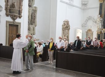 Bischof Dr. Franz Jung segnete nach dem Gottesdienst die Ehejubilare.