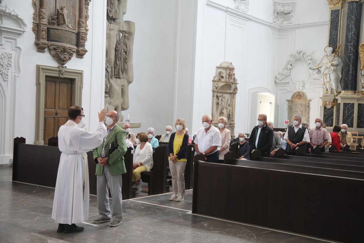 2721/0630_Ehejubilare mit Bischof Franz Jung_28148 Bischof Dr. Franz Jung segnete nach dem Gottesdienst die Ehejubilare.