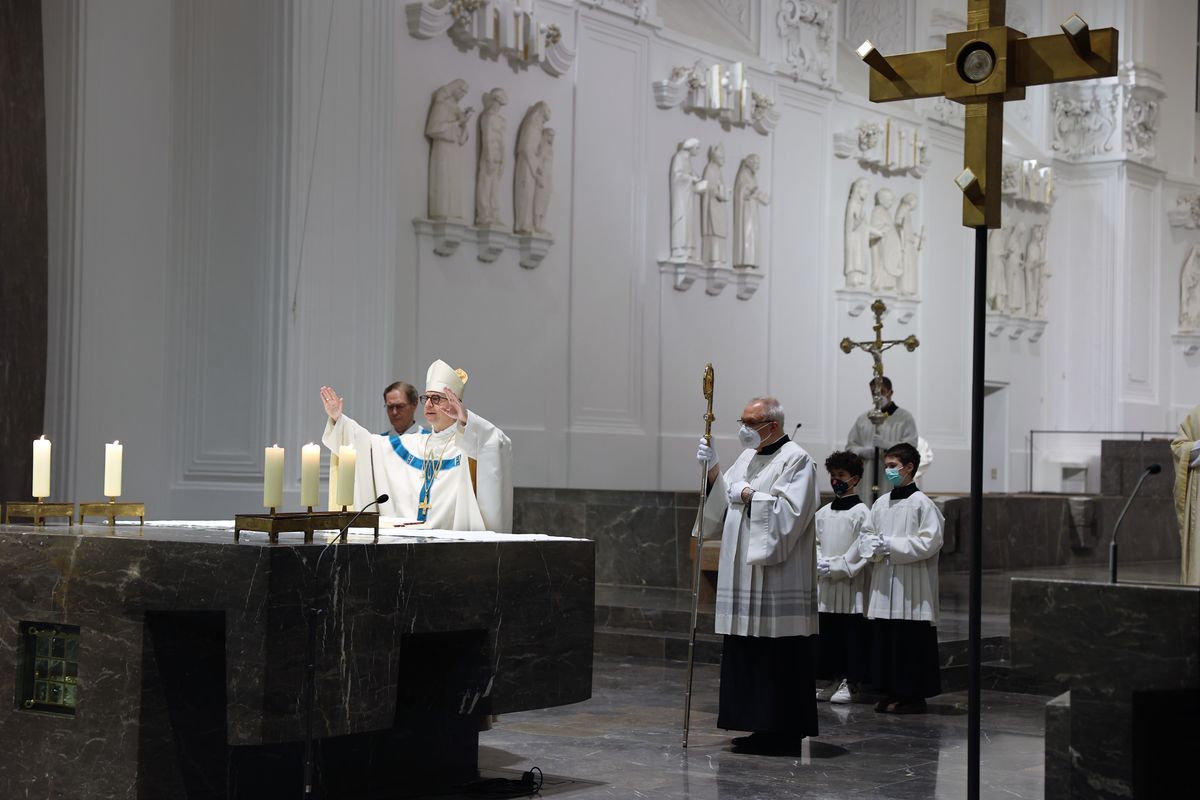 Bischof Dr. Franz Jung hat die Menschheit, insbesondere die Ukraine und Russland, bei einem Pontifikalgottesdienst am Freitagabend, 25. März, dem Unbefleckten Herzen Mariens geweiht.