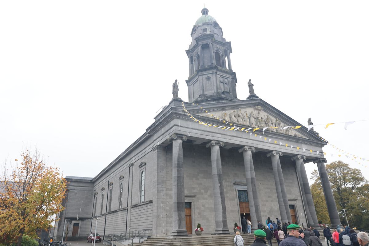 Bischof Dr. Franz Jung feierte am Festtag des heiligen Franziskus in der Kathedrale des heiligen Mél in Longford einen Gottesdienst. Im Anschluss lud die Pfarrei zum Kaffee in das Untergeschoss ein.
