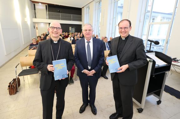 Bischof Dr. Franz Jung (links) sowie Weihbischof Paul Reder (rechts) erhielten aus der Hand von Professor em. Dr. Wolfgang Weiß jeweils den aktuellen Band der Würzburger Diözesangeschichtsblätter. Bischof Dr. Franz Jung (links) sowie Weihbischof Paul Reder (rechts) erhielten aus der Hand von Professor em. Dr. Wolfgang Weiß jeweils den aktuellen Band der Würzburger Diözesangeschichtsblätter.