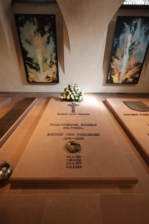 Weihbischof Paul Reder ist am Freitag, 10. Mai, offiziell in sein Amt als Dompropst eingeführt worden - zunächst in der Kapelle des Bischofshauses, dann bei einem Pontifikalgottesdienst im Kiliansdom. Dabei wurde besonders an Bischof em. Dr. Paul-Werner Scheele erinnert, der am 10. Mai 2019 starb.