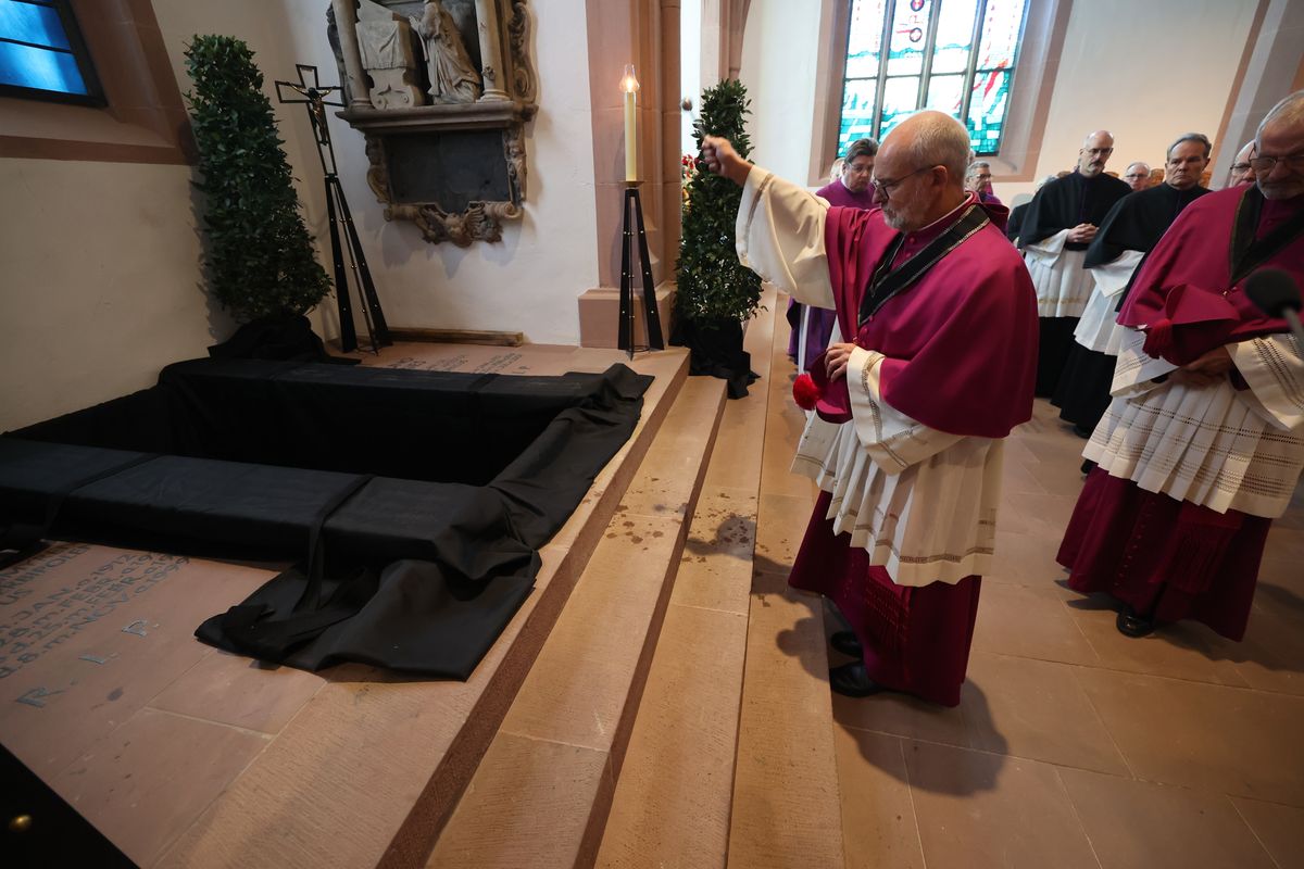 Bischof Dr. Franz Jung feierte am Samstag, 12. Oktober, im Würzburger KIliansdom ein Pontifikalrequiem für Weihbischof em. Helmut Bauer. Die anschließende Beisetzung leitete Dompropst Weihbischof Paul Reder.