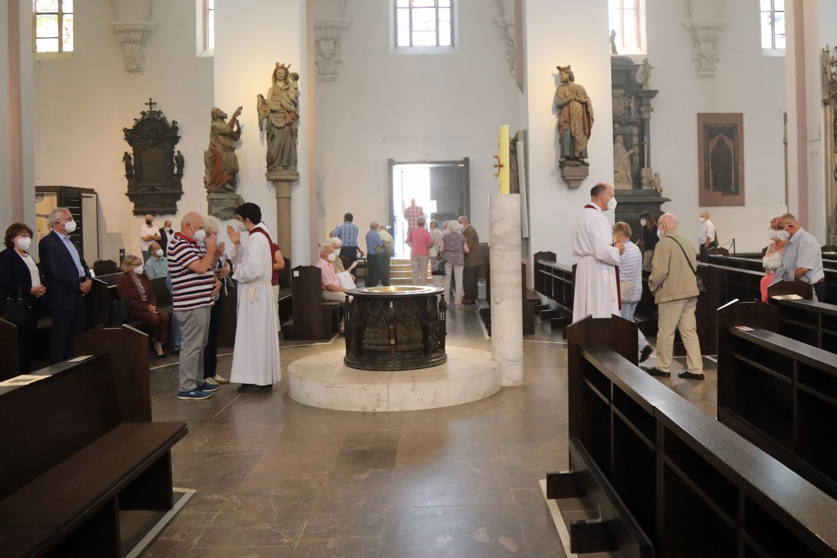 2621/0625 Gottesdienst für Ehejubilare mit Weihbischof Ulrich Boom am 29. Juni 2021_28063 Weihbischof Ulrich Boom feierte am Dienstagnachmittag, 29. Juni, einen Gottesdienst für Ehepaare, die 2020 oder 2021 ihr goldenes, diamantenes oder eisernes Ehejubiläum hatten. Im Anschluss konnten sich die Paare segnen lassen.