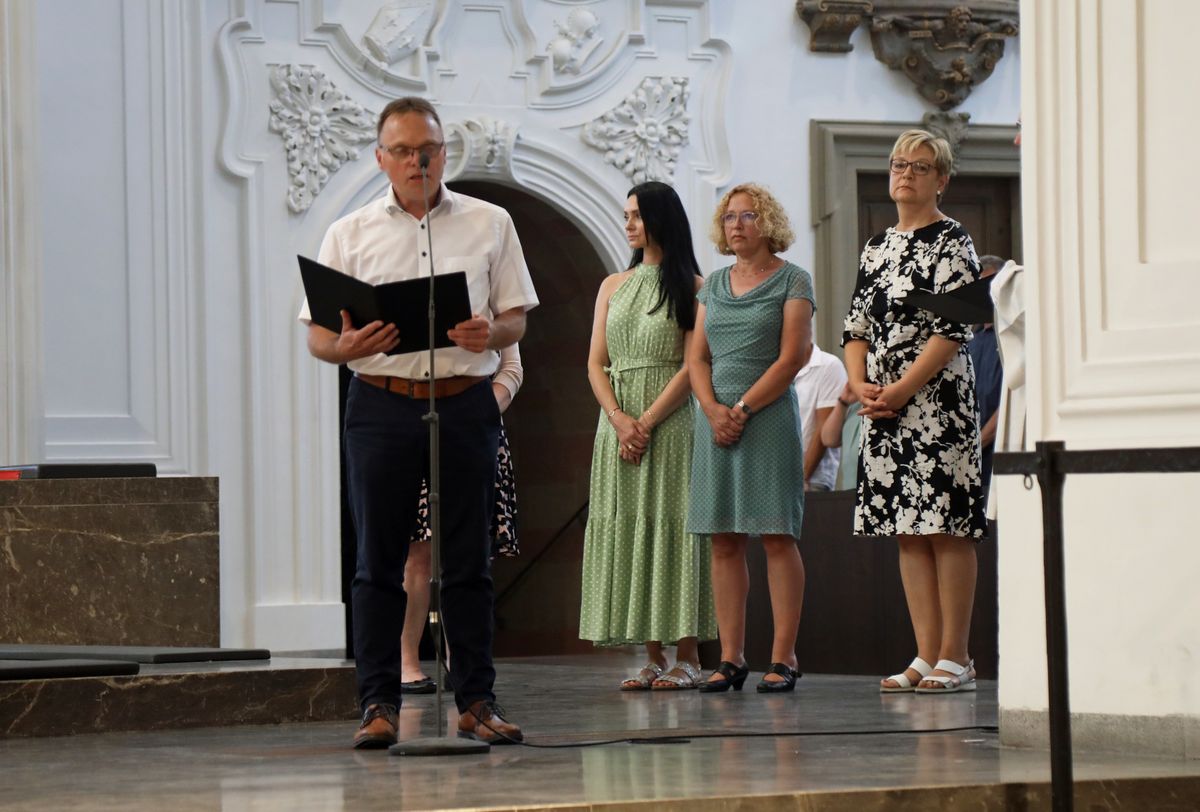 Mit rund 1000 Eheleuten, die in diesem Jahr Silberhochzeit haben, feierte Bischof Dr. Franz Jung am Freitagabend, 4. Juli 2025, einen Pontifikalgottesdienst im Kiliansdom. Im Anschluss erteilten er, Weihbischof Paul Reder sowie weitere Seelsorgerinnen und Seelsorger den Paaren einzeln den Segen.