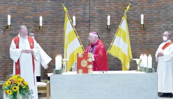 Weihbischof Ulrich Boom feierte am Dienstag, 6. Juli 2021, einen regionalen Kiliani-Pontifikalgottesdienst in der Pfarrkirche "Zur Mutterschaft Mariens" in Hösbach-Bahnhof.