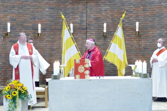Weihbischof Ulrich Boom feierte am Dienstag, 6. Juli 2021, einen regionalen Kiliani-Pontifikalgottesdienst in der Pfarrkirche "Zur Mutterschaft Mariens" in Hösbach-Bahnhof.