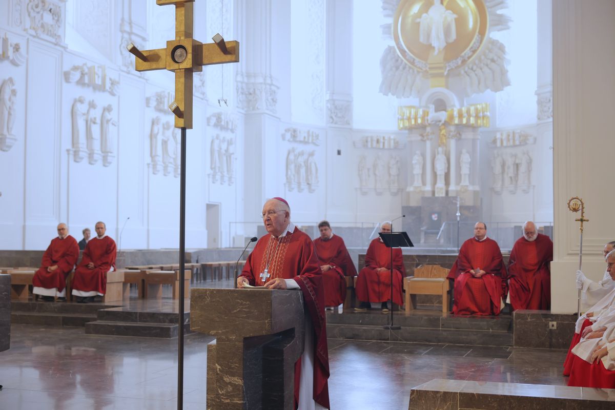 Weihbischof em. Ulrich Boom feierte am Mittwoch, 9. Juli, einen Kiliani-Wallfahrtsgottesdienst mit Gläubigen aus der Region Main-Rhön. Eine Begegnung auf dem Kiliansplatz schloss sich an. 