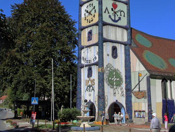 Die Hundertwasser-Kirche Sankt Barbara in Bärnbach Die Hundertwasser-Kirche Sankt Barbara in Bärnbach