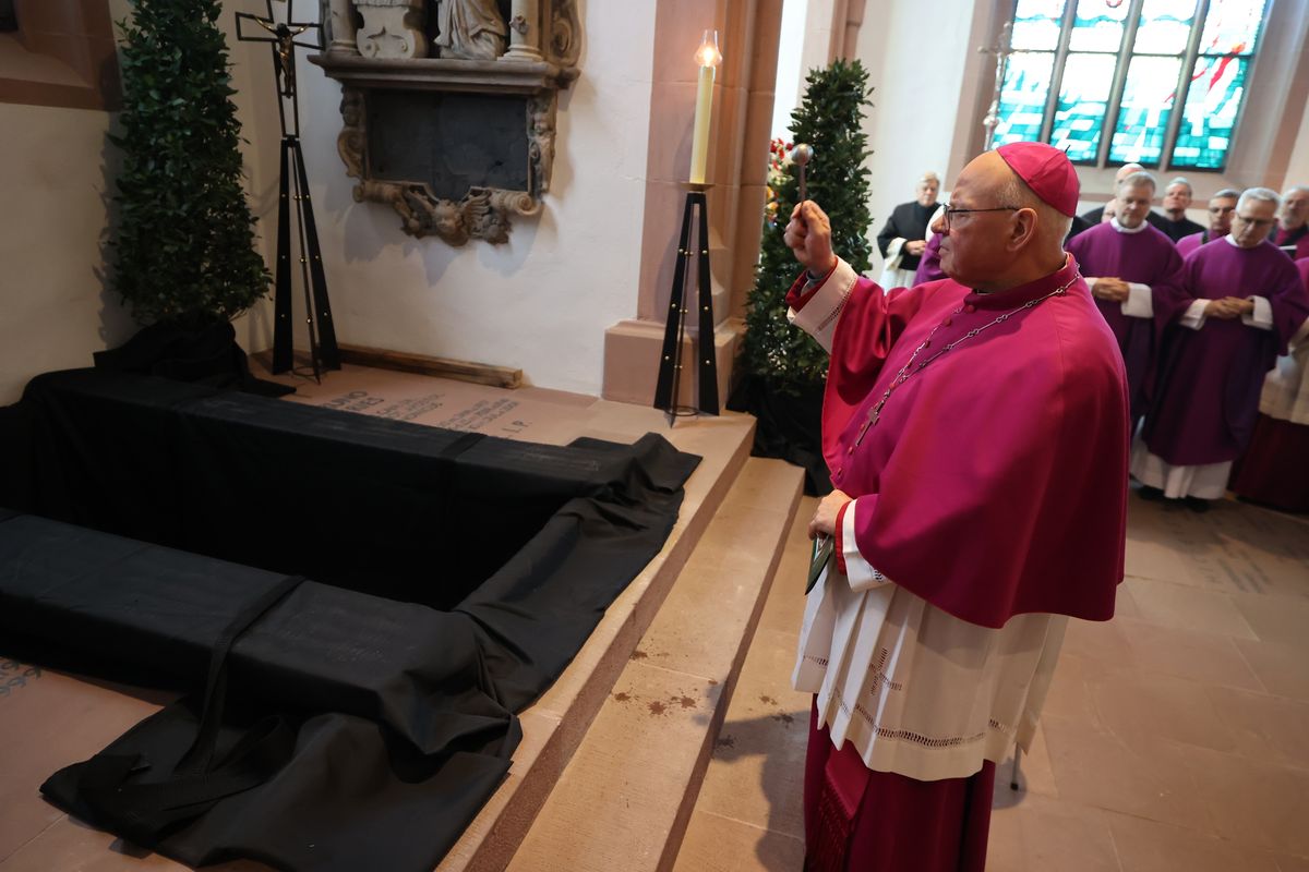 Bischof Dr. Franz Jung feierte am Samstag, 12. Oktober, im Würzburger KIliansdom ein Pontifikalrequiem für Weihbischof em. Helmut Bauer. Die anschließende Beisetzung leitete Dompropst Weihbischof Paul Reder.
