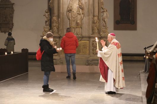 Weihbischof Ulrich Boom erteilte am Ende des Gottesdiensts den Gläubigen unter Coronabedingungen den Blasiussegen. Weihbischof Ulrich Boom erteilte am Ende des Gottesdiensts den Gläubigen unter Coronabedingungen den Blasiussegen.