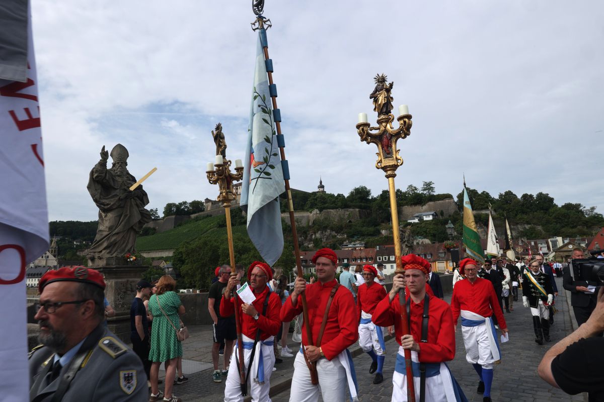 Mit einer Reliquienprozession von Sankt Burkard über die Alte Mainbrücke und einem Pontifikalgottesdienst im Kiliansdom ist am Sonntag, 6. Juli, die Kiliani-Wallfahrtswoche 2025 eröffnet worden.